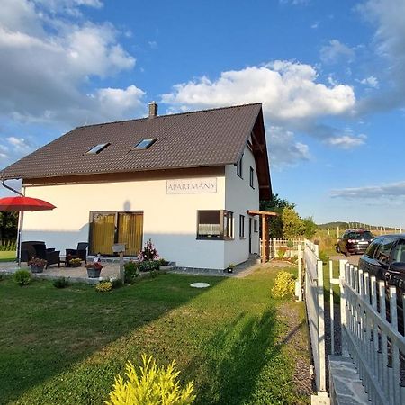 Apartmany Kohoutek A Slepicka V Novohradskych Horach Нове-Гради Экстерьер фото