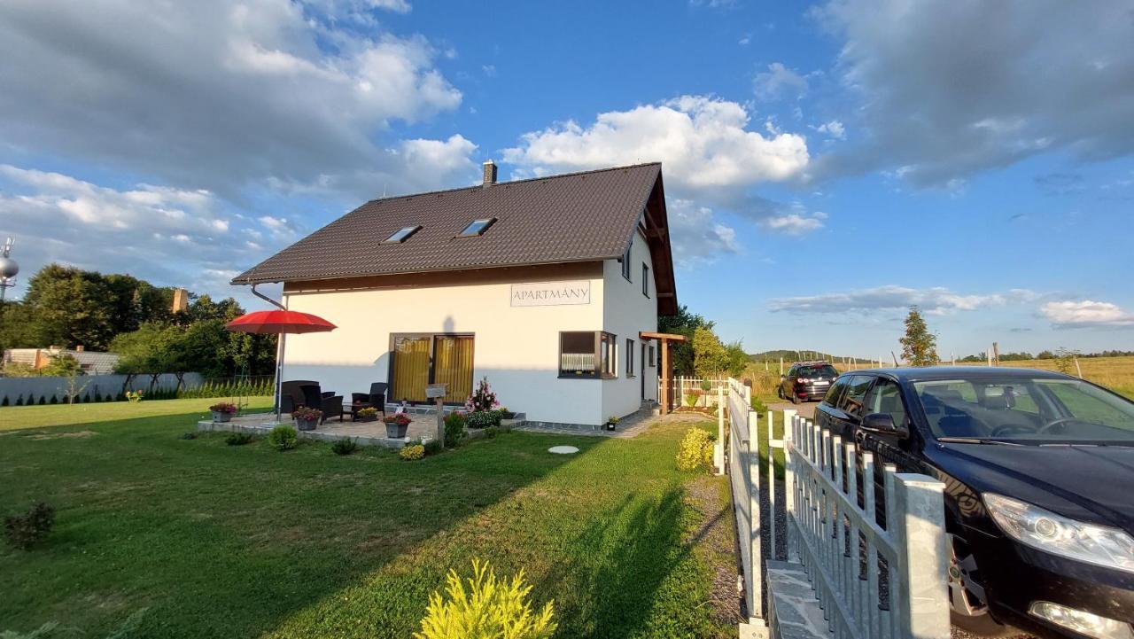 Apartmany Kohoutek A Slepicka V Novohradskych Horach Нове-Гради Экстерьер фото