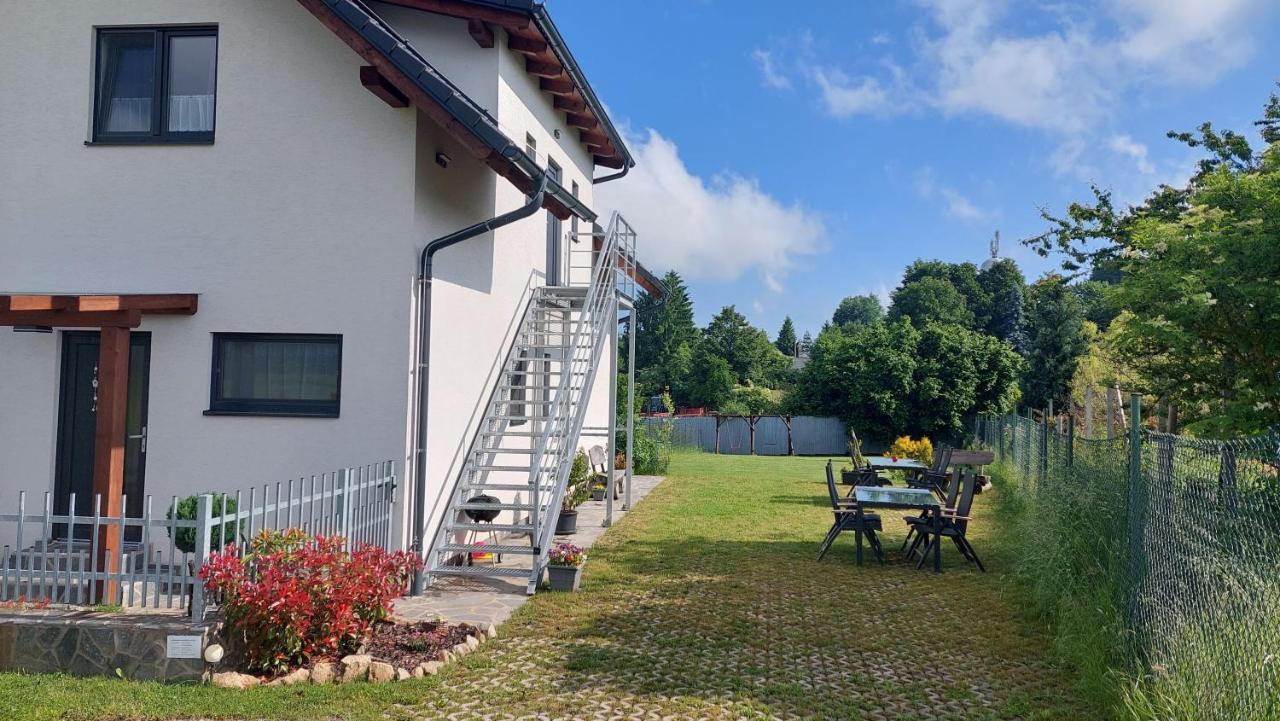 Apartmany Kohoutek A Slepicka V Novohradskych Horach Нове-Гради Экстерьер фото