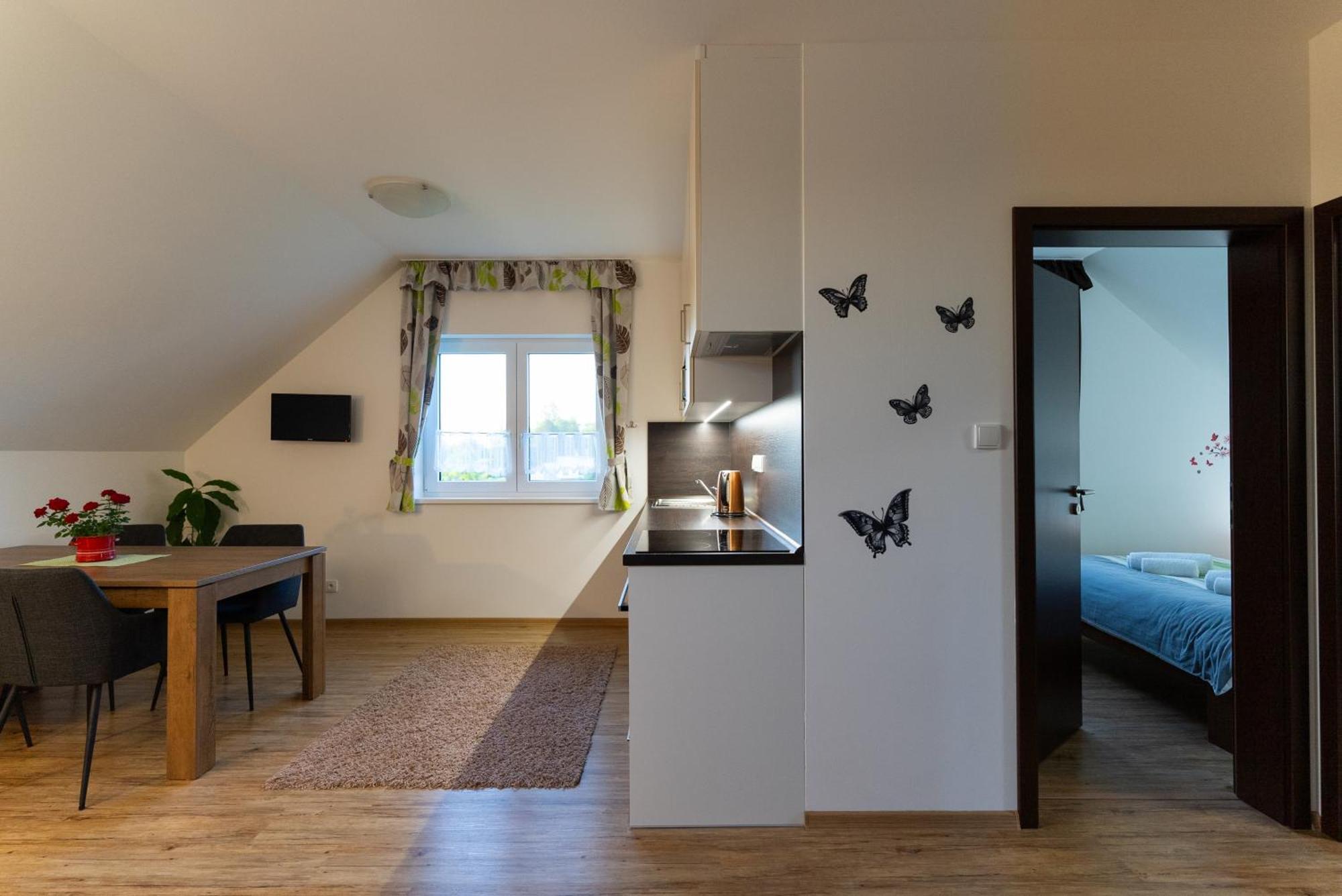 Apartmany Kohoutek A Slepicka V Novohradskych Horach Нове-Гради Экстерьер фото